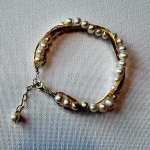 Hand-wound 18k gold-plated pearl bracelet
